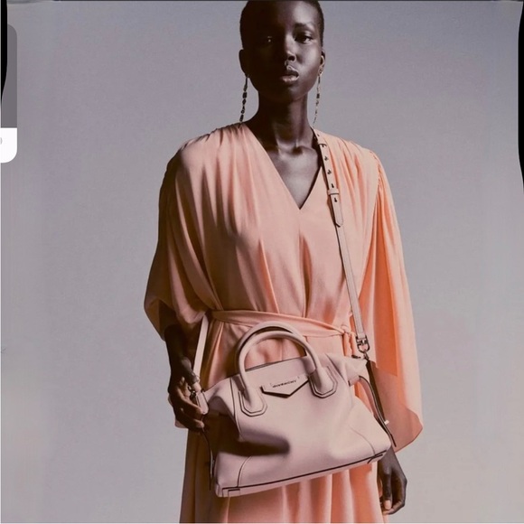 Authentic Givenchy Antigona - Picture 2 of 12
